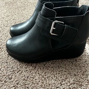 Volatile booties